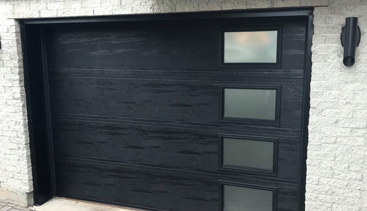 Une porte de garage noire avec des fenêtres, offrant un design moderne et élégant.