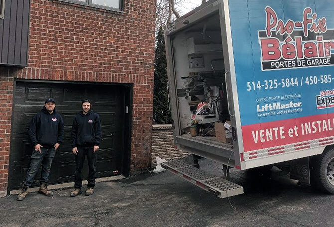 Installateurs de Pro-Fix Bélair à Montréal devant leur camion de service, offrant installation et réparation de portes de garage
