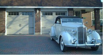 Portes de garage avec vieille voiture