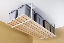 Inspiration pour créer du rangement au plafond de votre garage