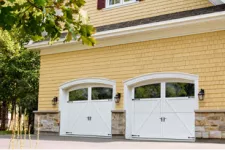 Changez l’apparence de votre maison en améliorant celle de votre porte de garage