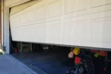 Porte de garage sortie de ses rails.