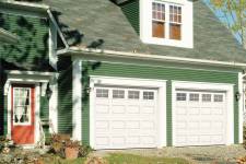 Une maison 2 étages traditionnelle avec 2 portes de garage simples, design Classique CC, 9' x 7', couleur Blanc glacier, fenêtres Orion à 4 carreaux.
