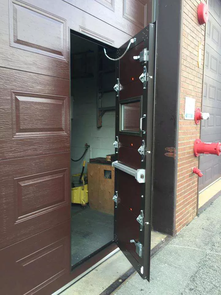 Porte-piéton disponible chez Portes de Garage Pro-Fix Bélair inc.