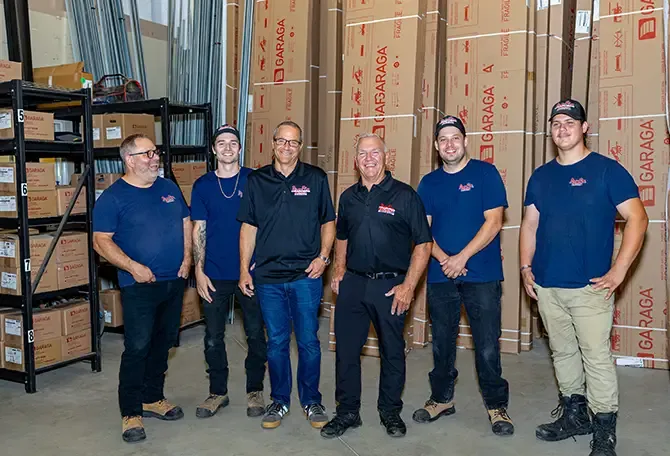 Équipe techniciens de service pour porte de garage