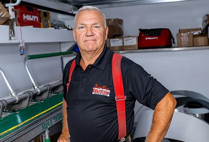 Homme souriant dans un camion service porte de garage